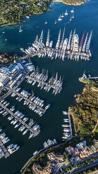 Widok z lotu ptaka na port jachtowy Porto Cervo we Włoszech