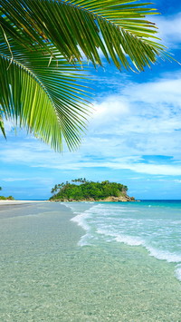 Widok z tropikalnej plaży na wysepkę