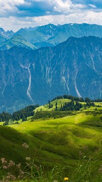 Widok z zielonych wzgórz na Alpy Bawarskie