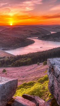 Widok ze skał na jezioro Ladybower Reservoir