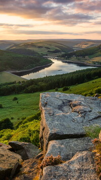 Widok ze skał na jezioro Ladybower Reservoir