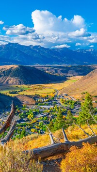 Widok ze wzgórza na miasto Jackson i góry Teton Range w oddali