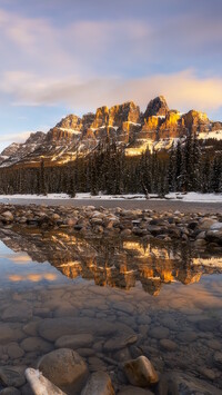 Widok znad rzeki Bow River na góry Canadian Rockies