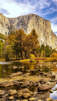 Widok znad rzeki Merced River na górę El Capitan