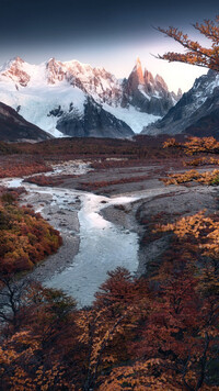 Widok znad rzeki na Andy i szczyt Cerro Torre