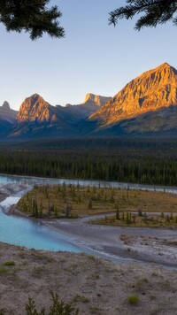 Widok znad rzeki na góry Canadian Rockies