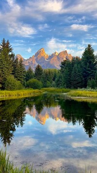 Widok znad rzeki na góry Grand Teton