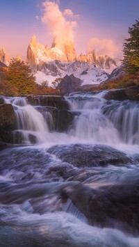 Widok znad rzeki na szczyt Fitz Roy