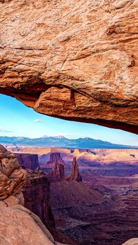 Widok zza łuku skalnego na Park Narodowy Canyonlands