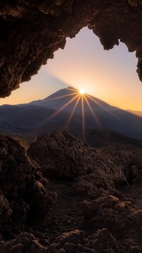 Widok zza skał na górę Teide