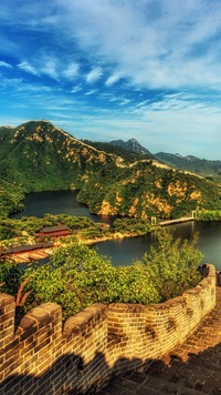 Wielki Mur Chiński nad górskim jeziorem