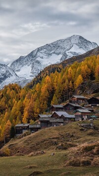 Wieś Les Hauderes na tle Alp Szwajcarskich