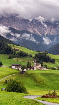 Wieś Santa Maddalena i Dolomity we mgle