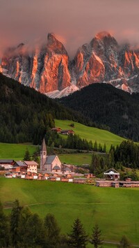 Wieś Santa Maddalena i masyw Odle we mgle