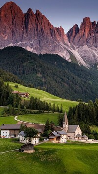 Wieś Santa Maddalena i masyw Odle