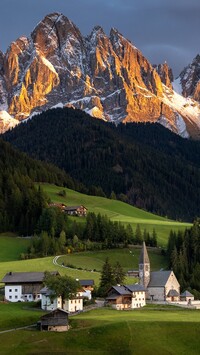 Wieś Santa Maddalena i rozświetlone Dolomity
