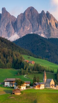 Wieś Santa Maddalena na tle Dolomitów