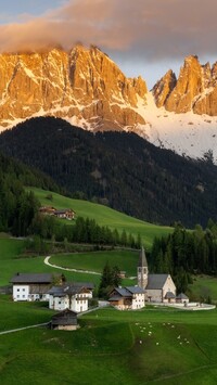 Wieś Santa Maddalena w dolinie Val di Funes w górach