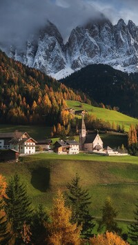 Wieś Santa Maddalena w Dolomitach