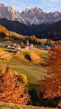 Wieś Santa Maddalena we włoskich Dolomitach jesienią