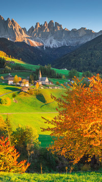 Wieś we włoskich Dolomitach jesienią