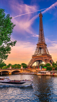 Wieża Eiffla nad rzeką Sekwaną w Paryżu