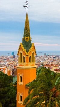 Wieża na tle panoramy Barcelony