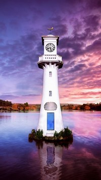 Wieża z zegarem na środku jeziora