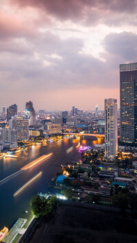 Wieżowce w Bangkoku nad rzeką