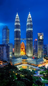 Wieżowce w Malezji nocą