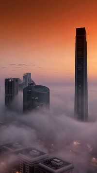 Wieżowce w mgle w Dubaju