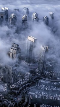 Wieżowce we mgle