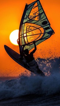 Windsurfing w blasku zachodzącego słońca
