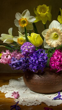 Wiosenne kwiaty w wazonie