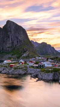 Wioska Hamnoy i góry na norweskich Lofotach