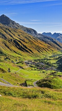 Wioska na przełęczy Furkapass w Alpach Berneńskich