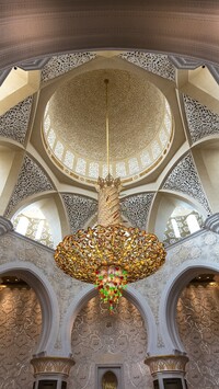 Wnętrze sali modlitewnej Wielkiego Meczetu Szejka Zajida