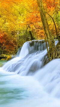 Wodospad Huai Mae Khamin jesienią