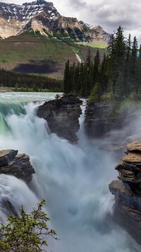 Wodospad i rzeka Athabasca w Parku Narodowym Jasper