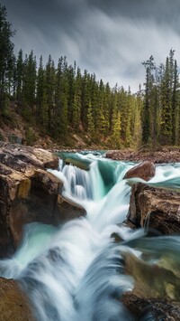 Wodospad i rzeka Sunwapta w Kanadzie