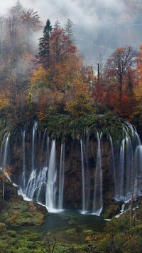 Wodospad jesienią w Chorwacji