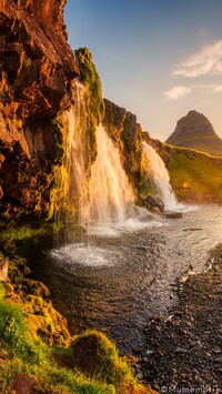 Wodospad Kirkjufell w słonecznym blasku