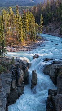 Wodospad na rzece Athabasca w Kanadzie