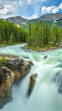 Wodospad na rzece Sunwapta w Kanadzie