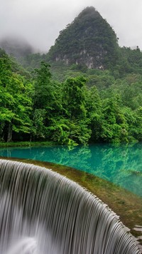 Wodospad na rzece w Chinach