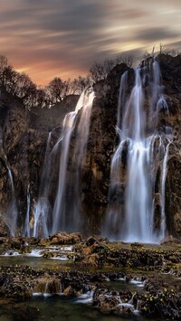 Wodospad na skałach w Chorwacji