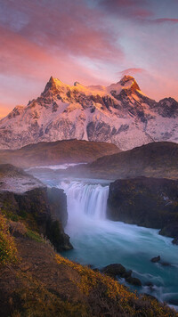 Wodospad na tle masywu Torres del Paine w Chile