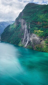 Wodospad nad fiordem Geirangerfjord