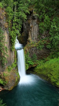 Wodospad Toketee w USA wśród skał i zieleni