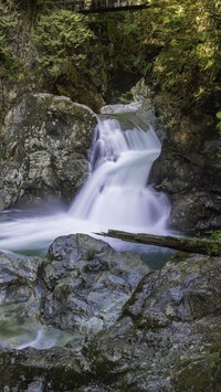 Wodospad Twin Falls wpadający do rzeki